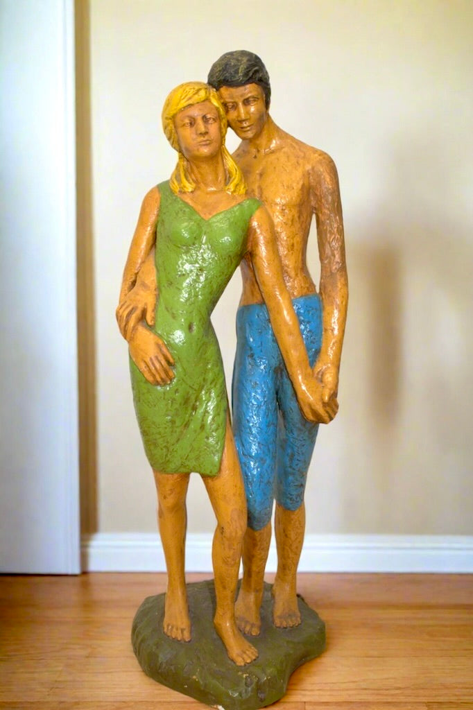 Loving beach couple 1960s Chalkware sculpture